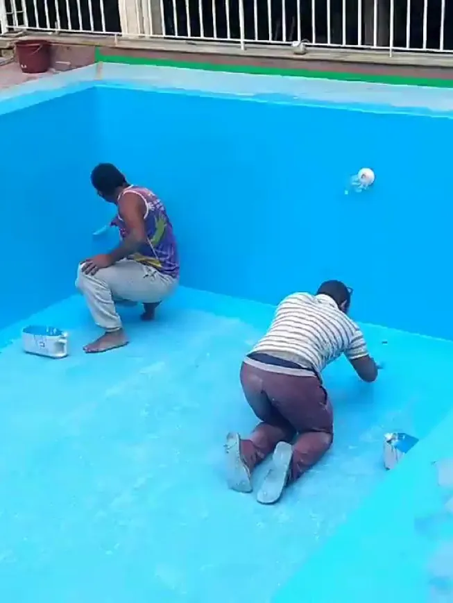 Profissionais corrigindo vazamento em piscina